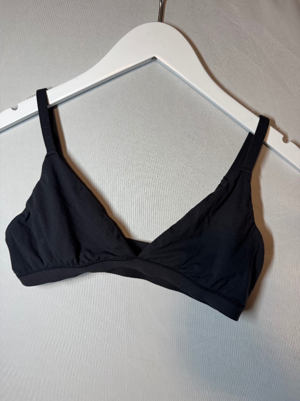 SKIMS Fits Everybody Triangle Bralette in Onyx black, size Large New without tag